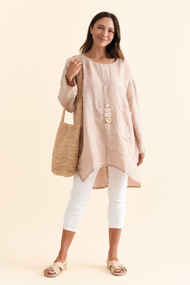 alt text|model:Cara image 3