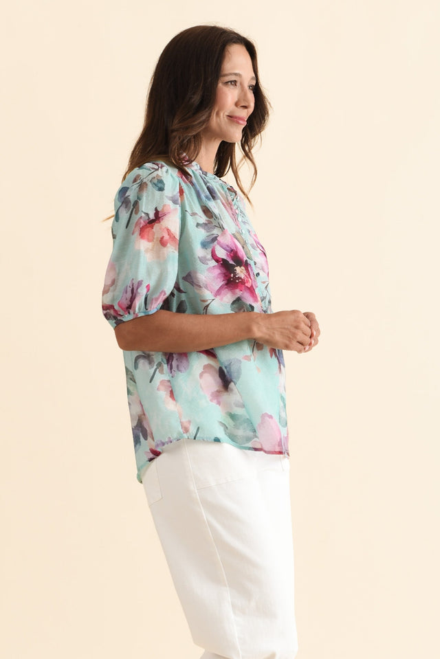 alt text|model:Cara image 3