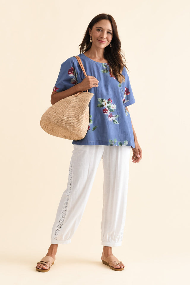 alt text|model:Cara image 3