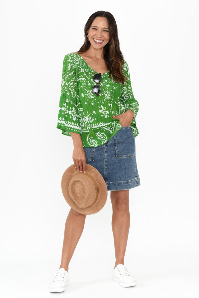 alt text|model:Cara image 3