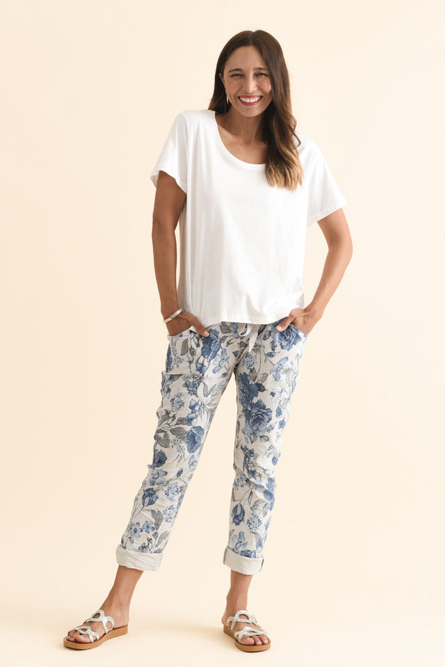 alt text|model:Cara image 3