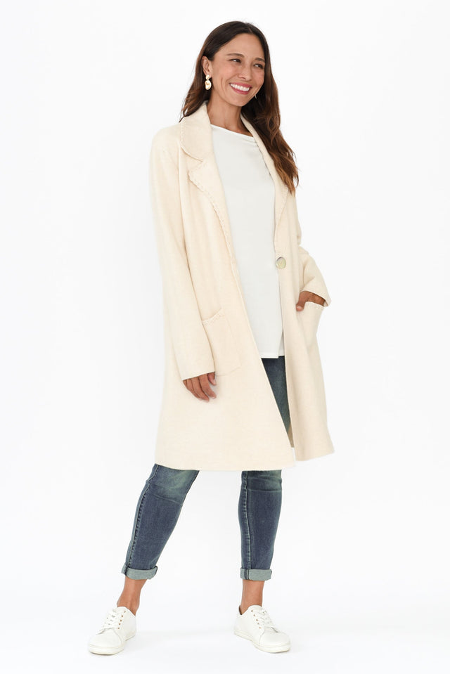 alt text|model:Cara image 3