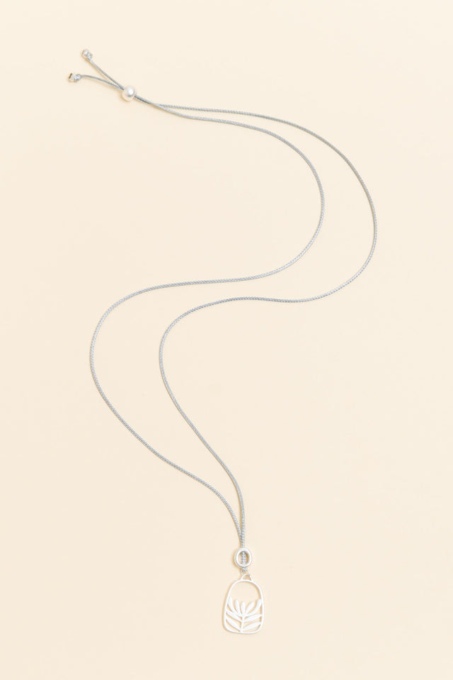 Diva Silver Flower Pendant Necklace