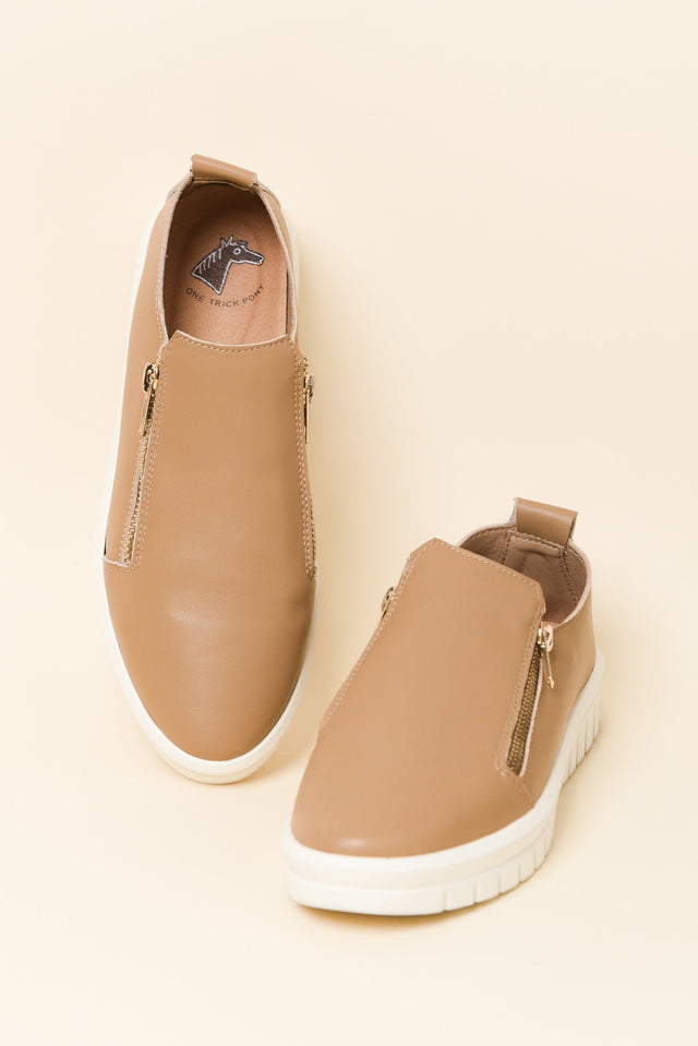 Enjoy Camel Leather Zip Sneaker