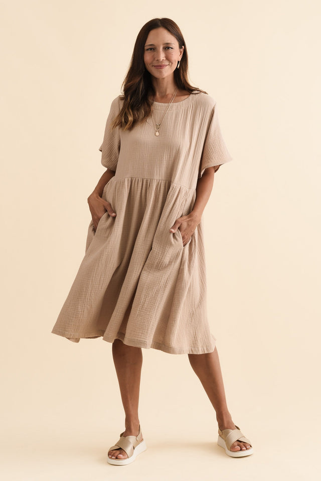 alt text|model:Cara image 3