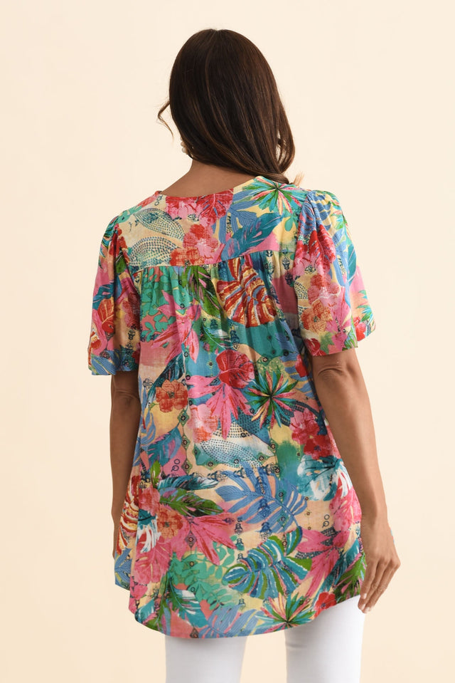 alt text|model:Cara image 4