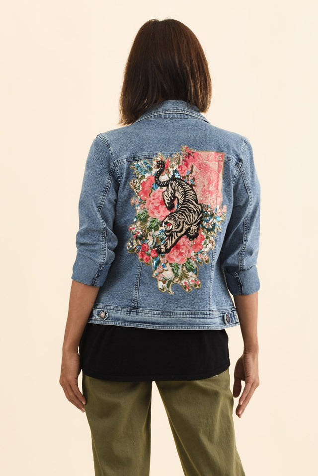 alt text|model:Cara image 4