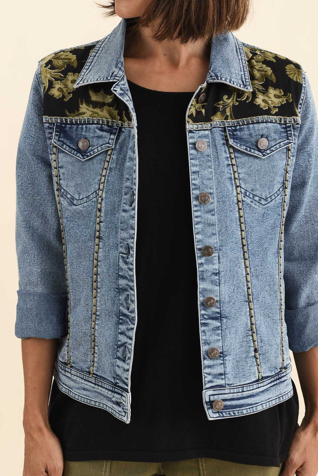 alt text|model:Cara image 5