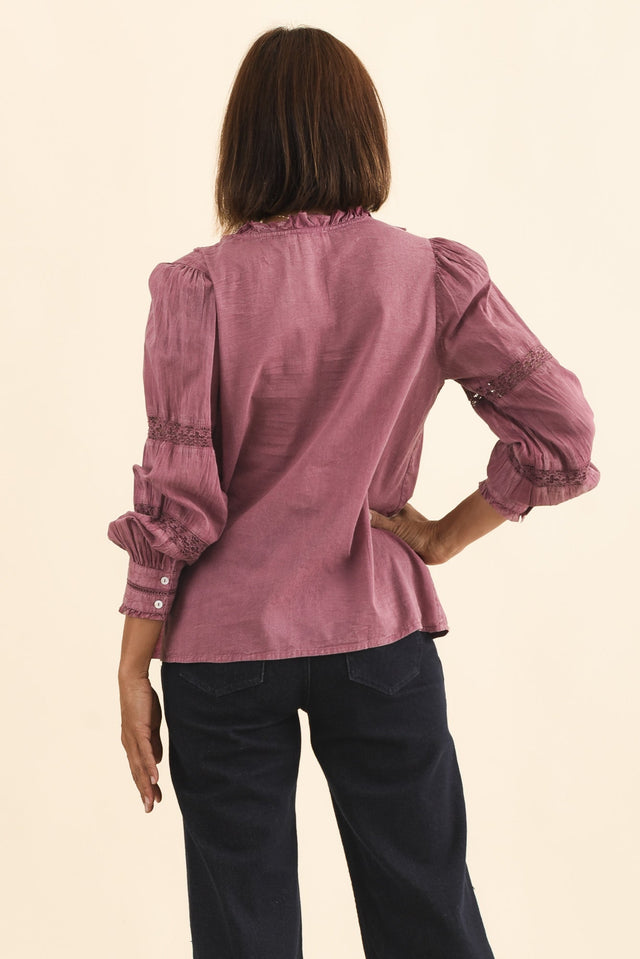 alt text|model:Cara image 4