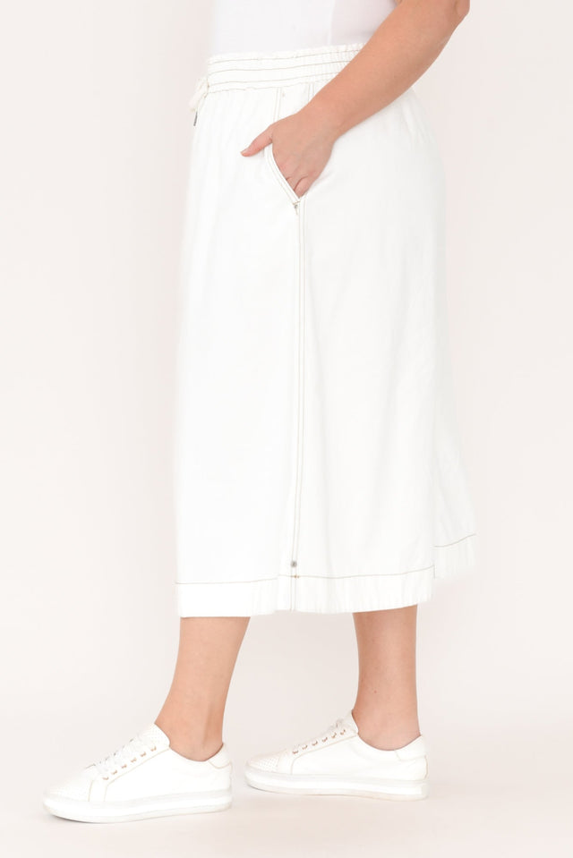 alt text|model:Caitlin image 10