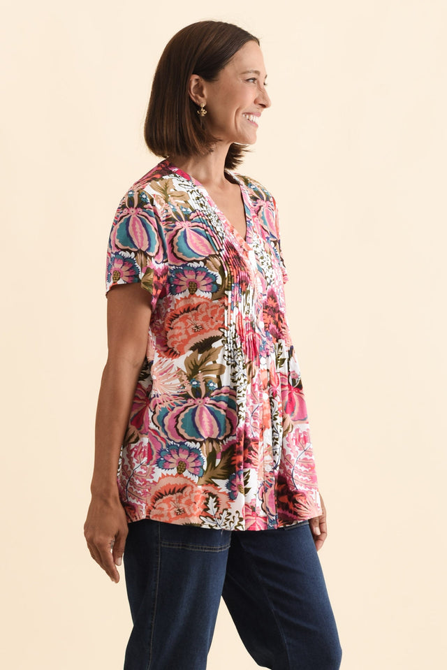 alt text|model:Cara image 5