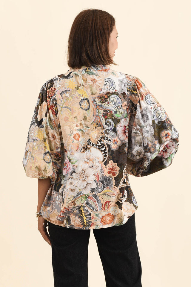 alt text|model:Cara image 4