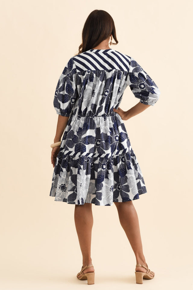 alt text|model:Cara image 4