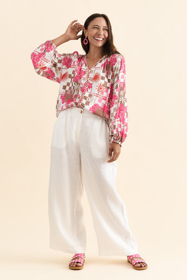 alt text|model:Cara image 3