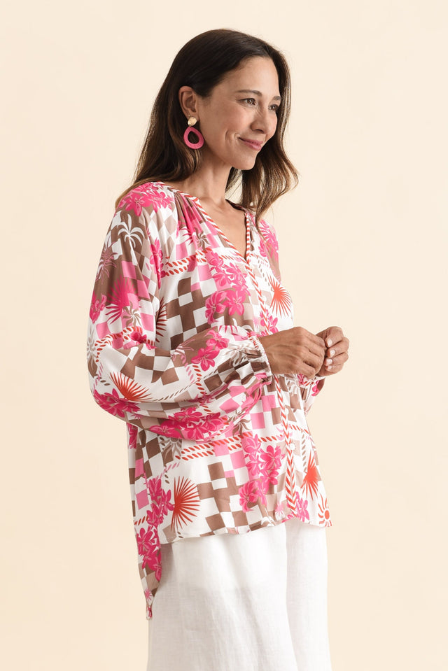 alt text|model:Cara image 4