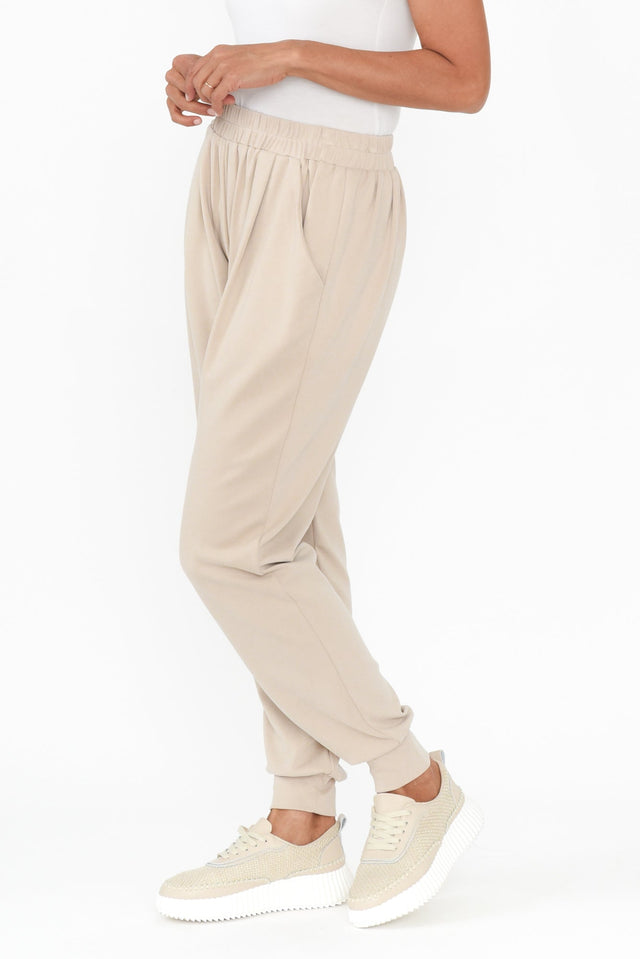 alt text|model:Cara image 4