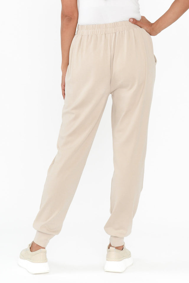 alt text|model:Cara image 5