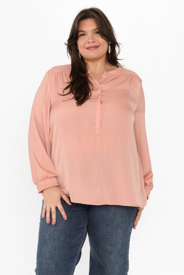 plus-size,curve-tops,plus-size-sleeved-tops,plus-size-tunics,plus-size-winter-clothing,alt text|model:Gabby