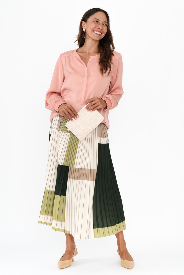 alt text|model:Cara image 3