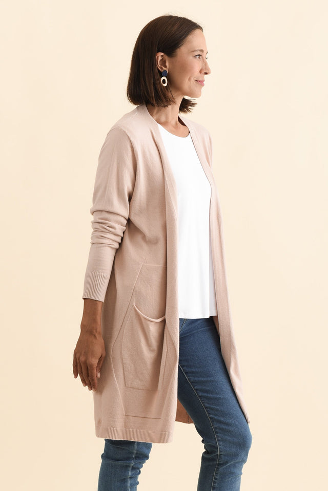 alt text|model:Cara image 3