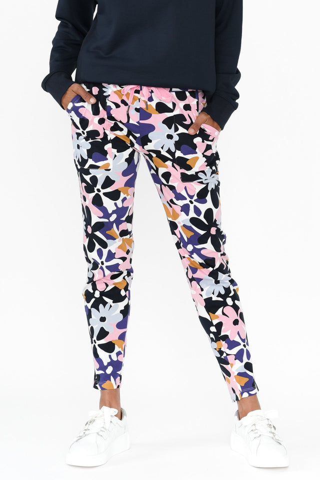 alt text|model:Cara image 1