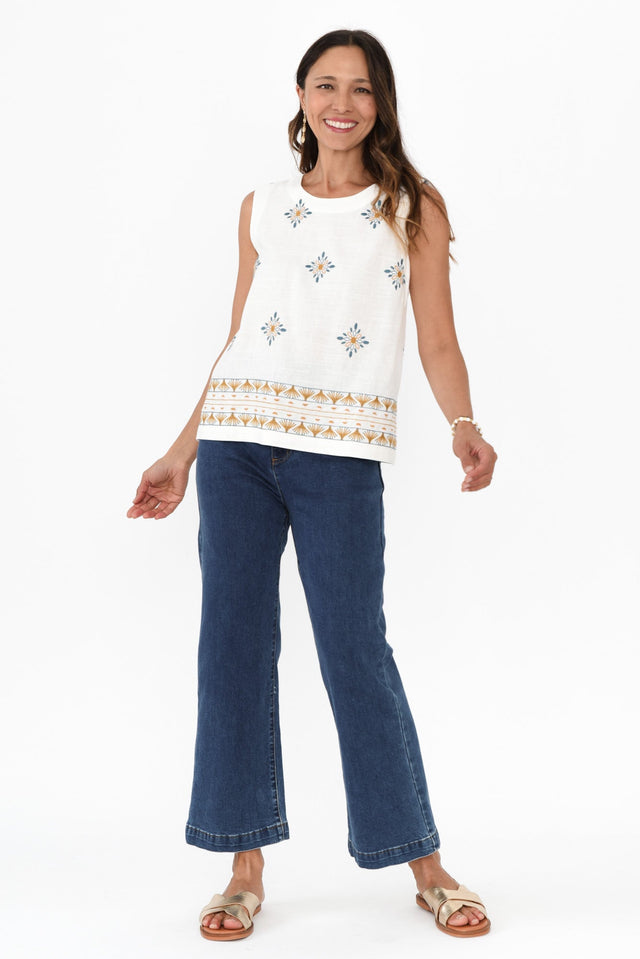 alt text|model:Cara image 3