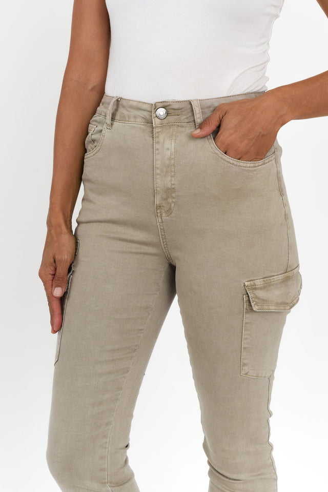 alt text|model:Cara image 4