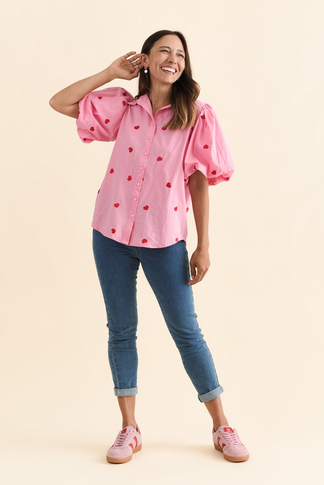 alt text|model:Cara image 3