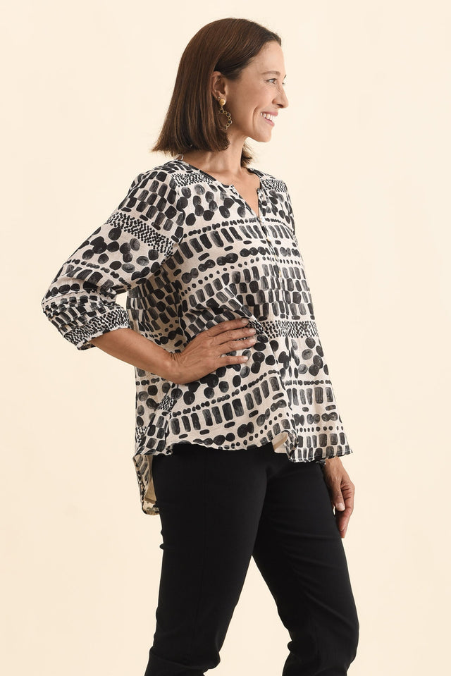 alt text|model:Cara image 4