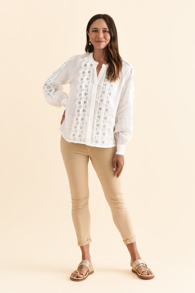 alt text|model:Cara image 3