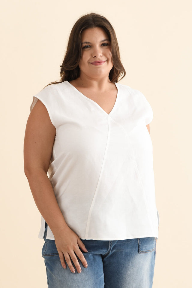 plus-size,curve-tops,plus-size-linen-tops,alt text|model:Gabby image 8