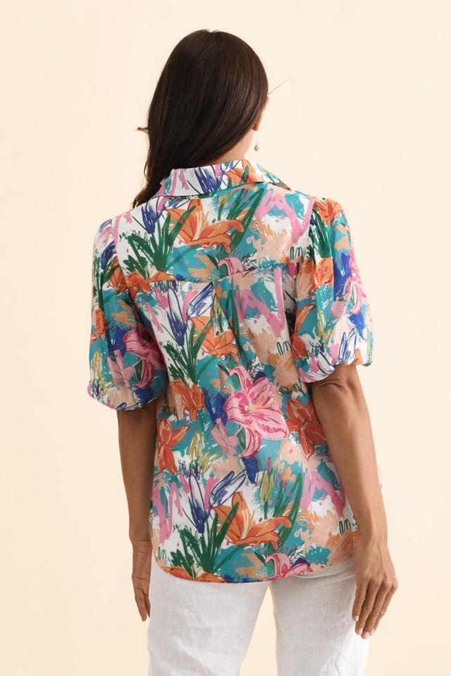 alt text|model:Cara image 4