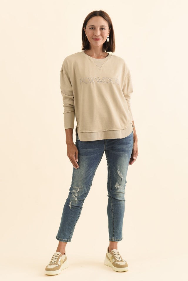 alt text|model:Cara image 3