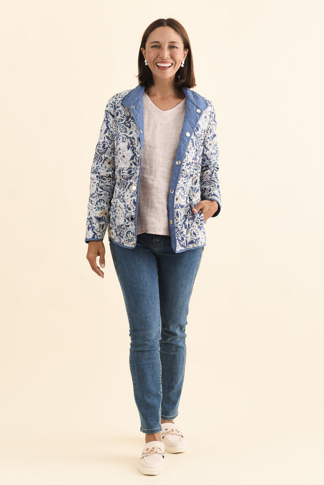 alt text|model:Cara image 3