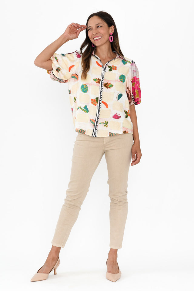 alt text|model:Cara image 3