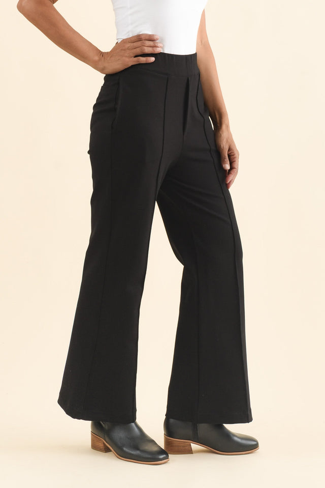 alt text|model:Cara image 3