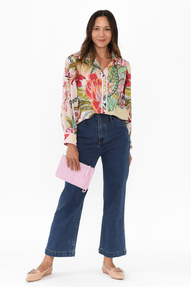 alt text|model:Cara image 3