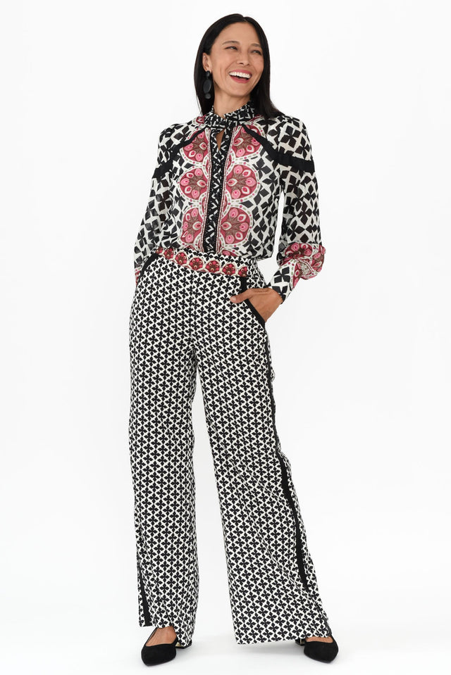 alt text|model:Cara image 3