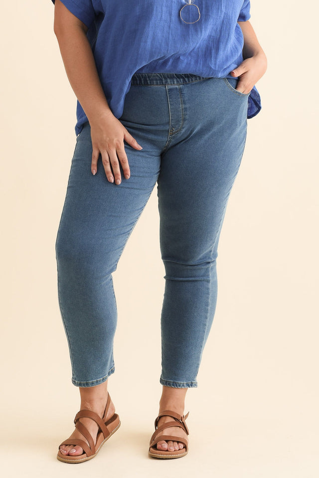 plus-size,curve-bottoms,plus-size-pants,plus-size-jeans,plus-size-winter-clothing,alt text|model:Gabby image 9