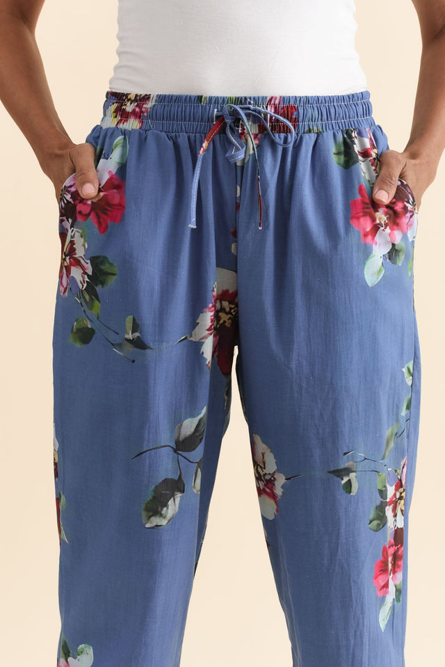 alt text|model:Cara image 5