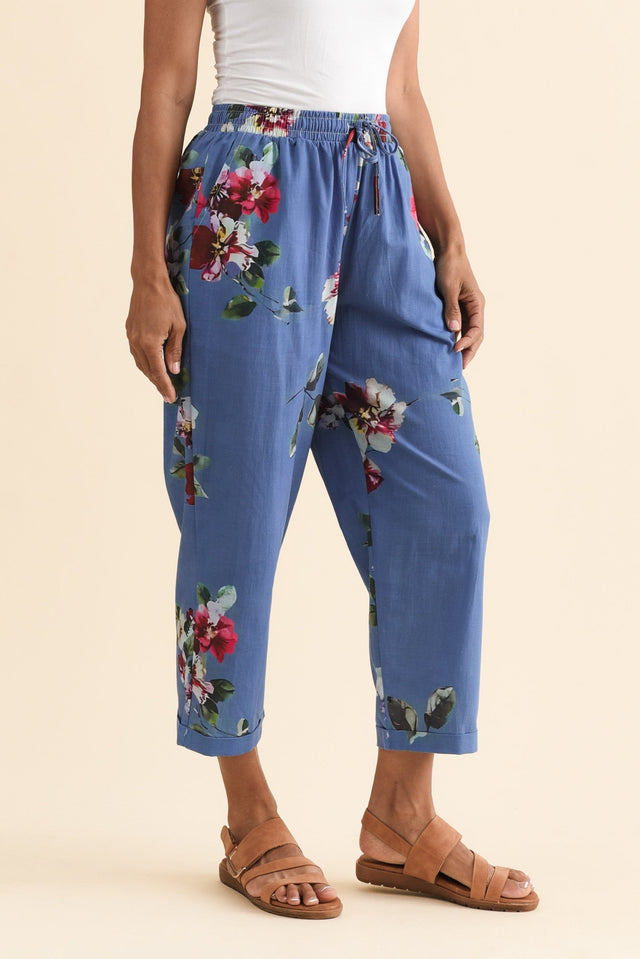 alt text|model:Cara image 3