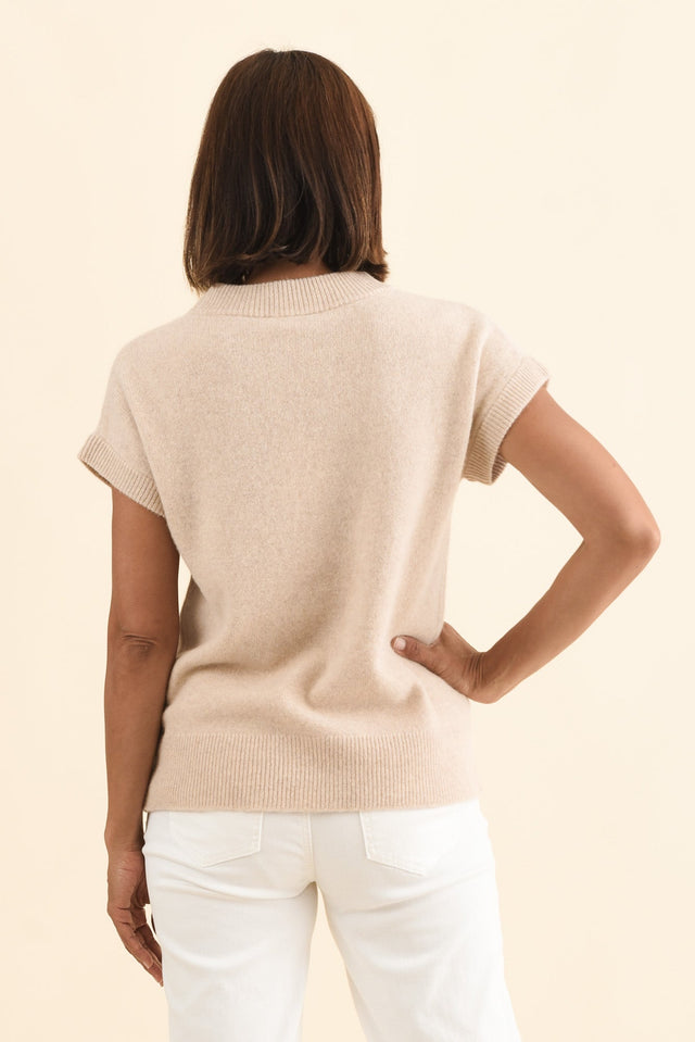 alt text|model:Cara image 4