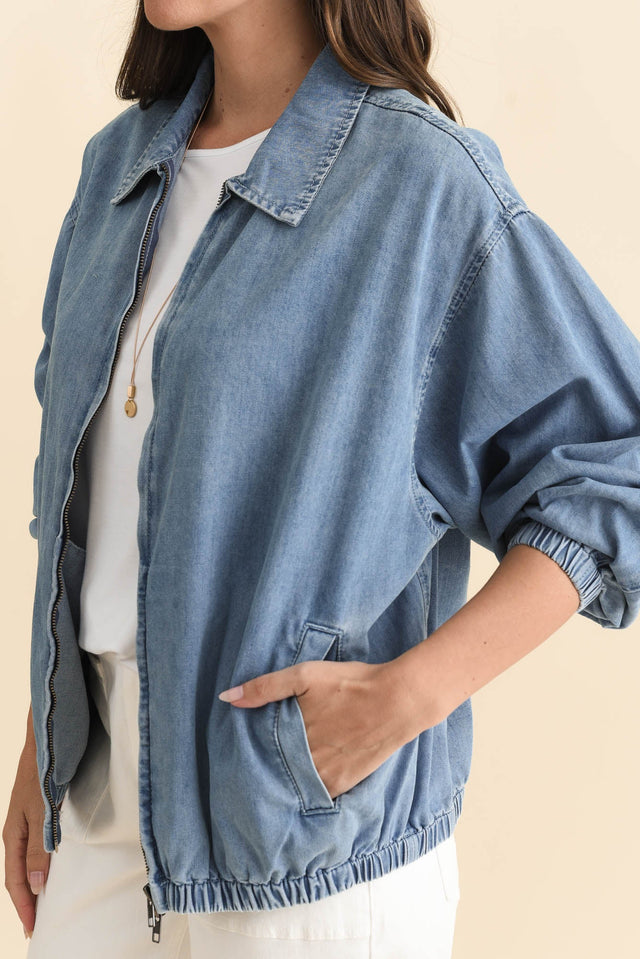 alt text|model:MJ image 7