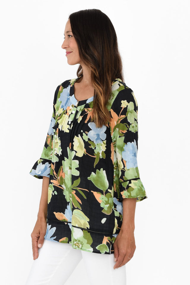 alt text|model:Cara image 4