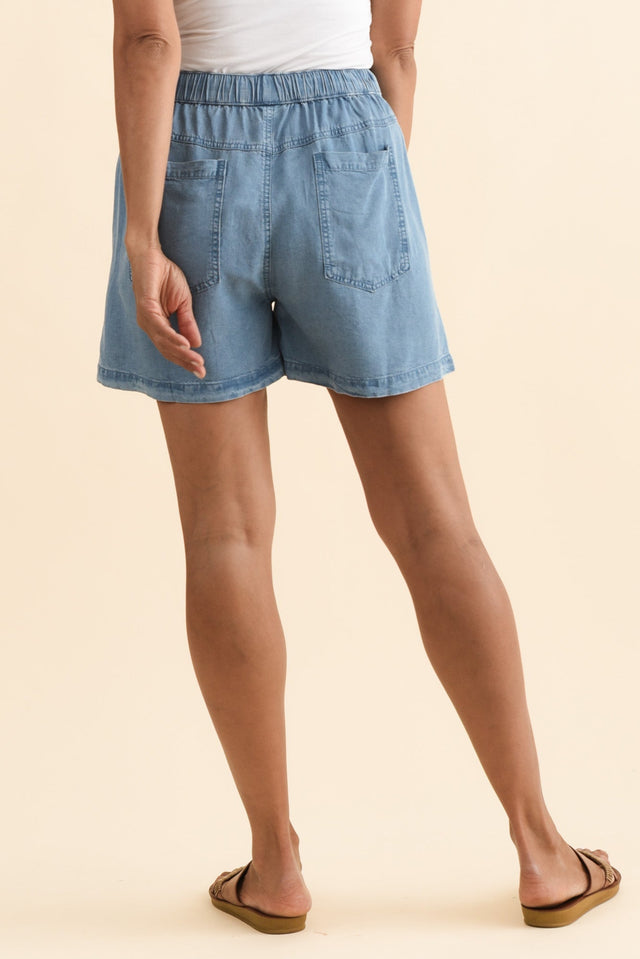 alt text|model:Cara image 4