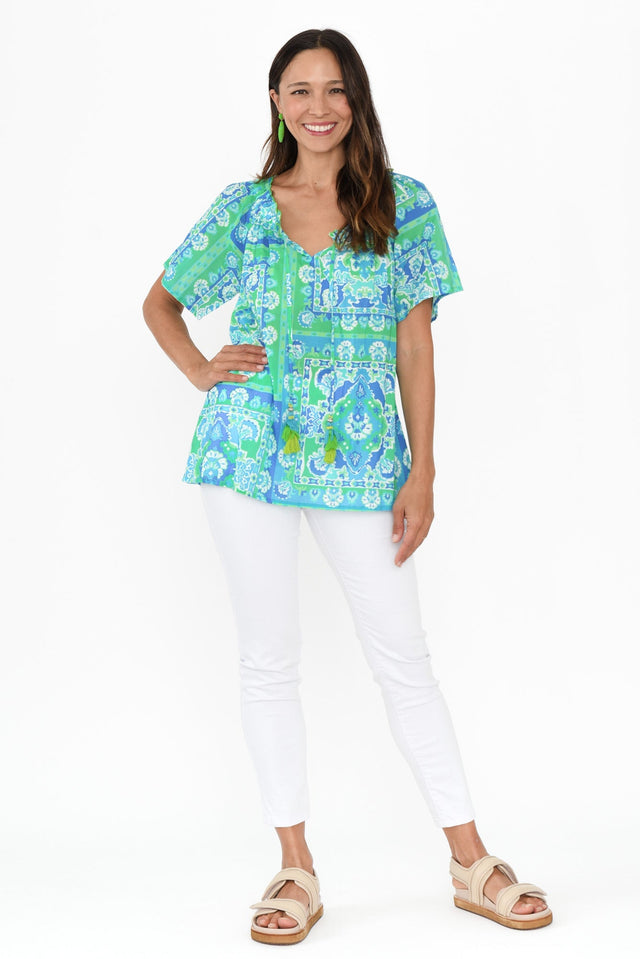 alt text|model:Cara image 3