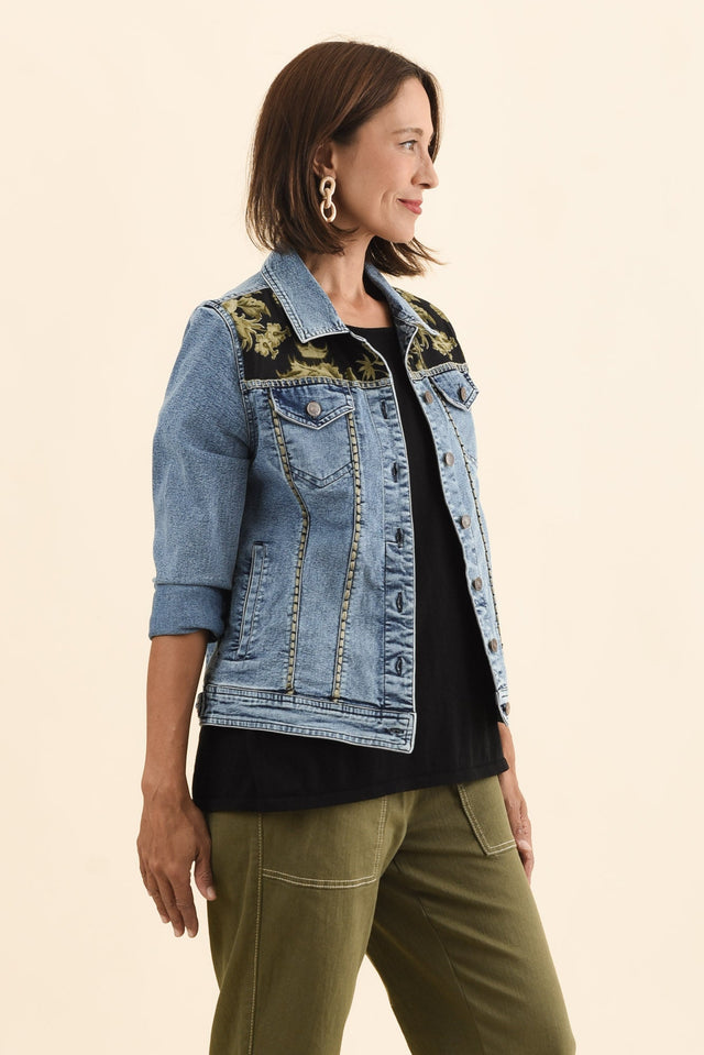 alt text|model:Cara image 3