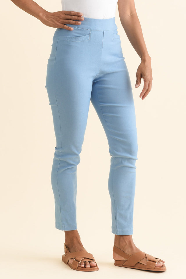 alt text|model:Cara image 4