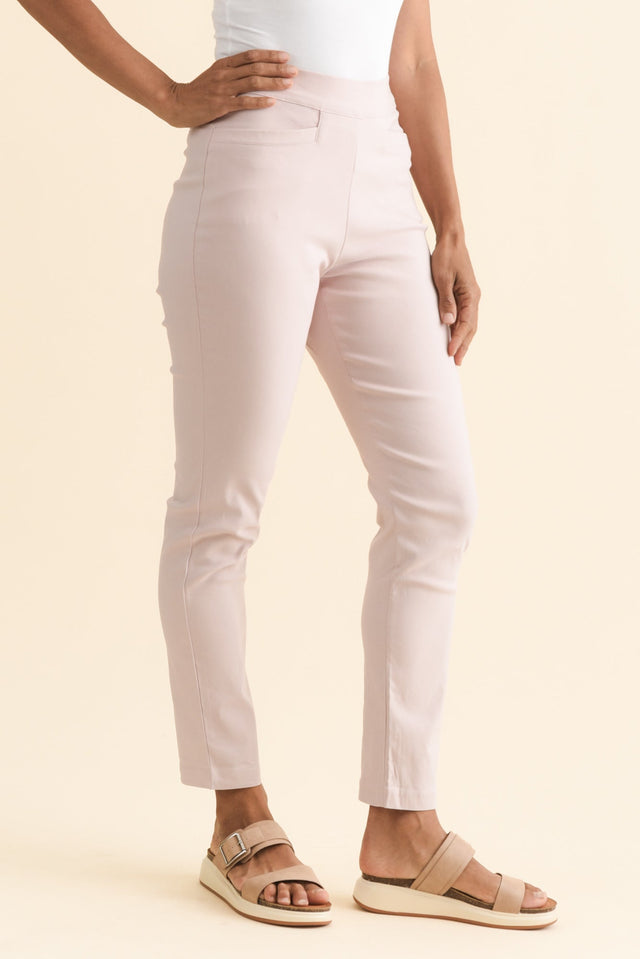 alt text|model:Cara image 4