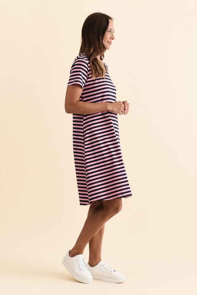 alt text|model:Cara image 4